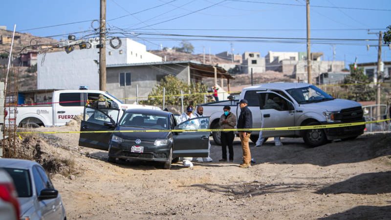Hallan a dos hombres sin vida dentro de un auto en Altiplano