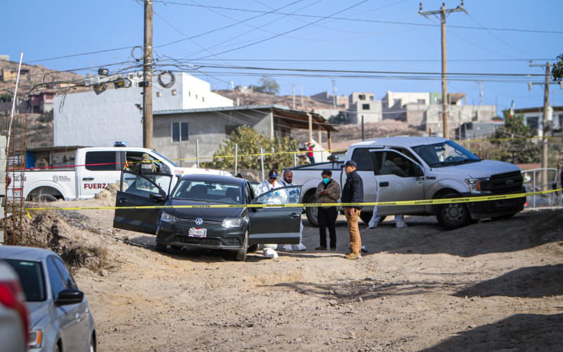 Hallan a dos hombres sin vida dentro de un auto en Altiplano
