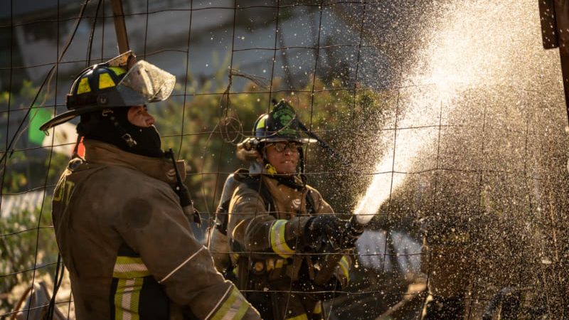 Incendio consume dos viviendas en una ladera en la colonia Libertad