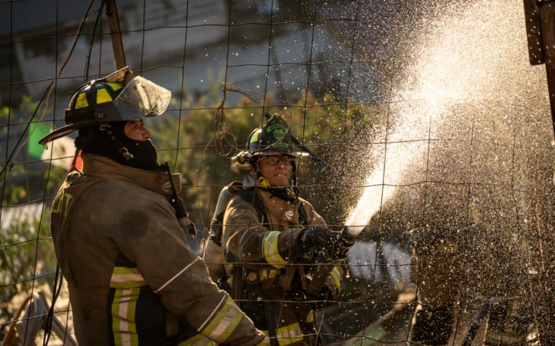 Incendio consume dos viviendas en una ladera en la colonia Libertad