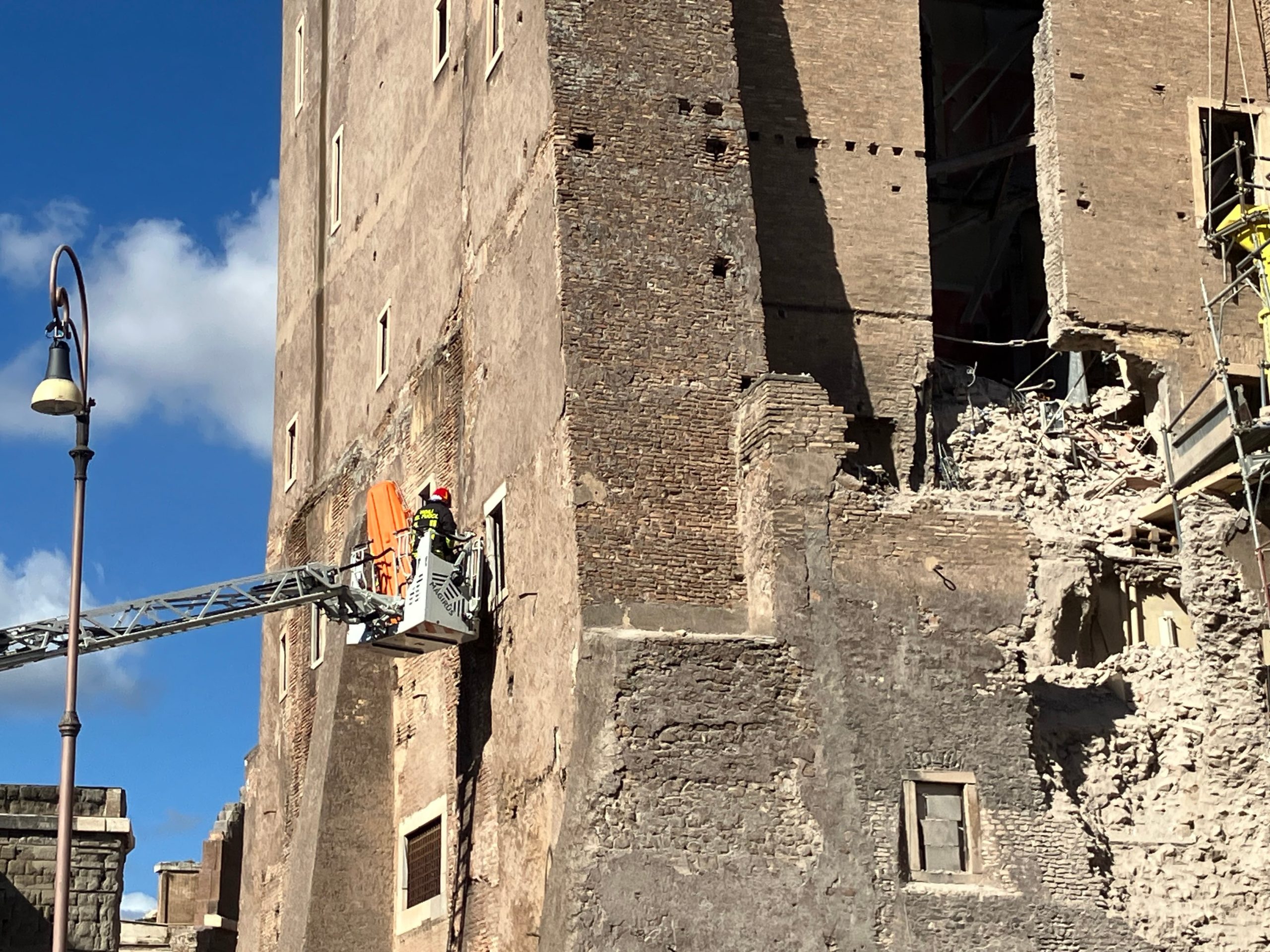 Se derrumba parte de la Torre medieval de los Conti, en el Foro de Roma
