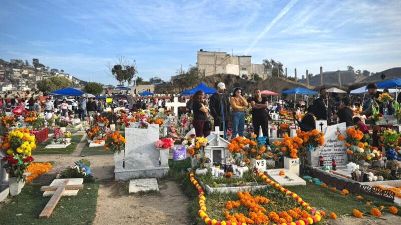 Familias se reúnen en el Panteón para honrar a sus difuntos en el Día de Muertos