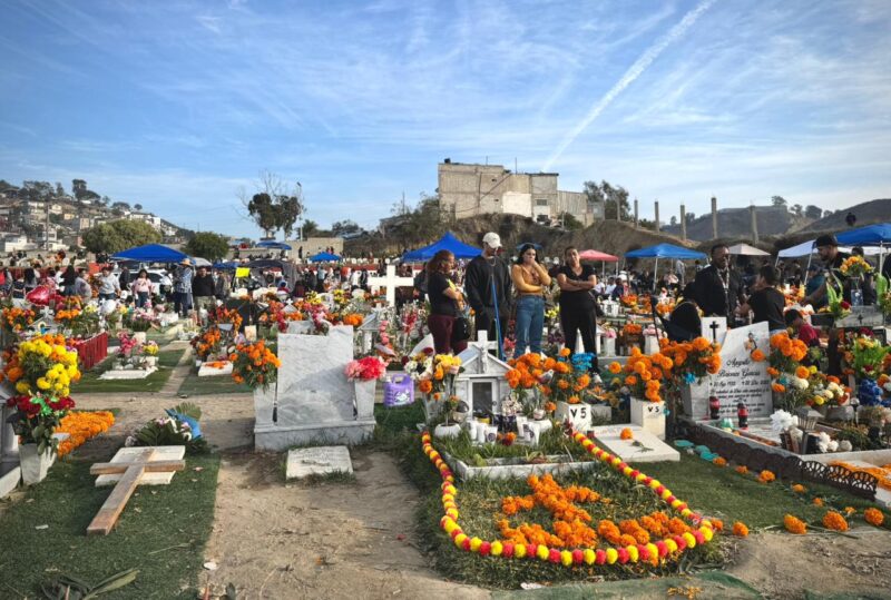 Familias se reúnen en el Panteón para honrar a sus difuntos en el Día de Muertos