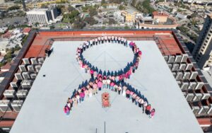 Envían desde las alturas mensaje en favor de la lucha contra el Cáncer de Mama
