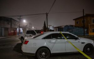 Incendian dos camionetas en funeraria de la Zona Centro