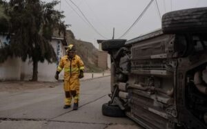 Volcadura frente a preescolar en la colonia Pinos de Nares; conductor resulta con lesiones menores