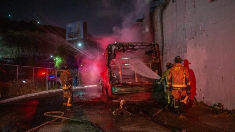 Se incendia camión y el fuego daña cuartería en la colonia Planetario; rescatan conejos