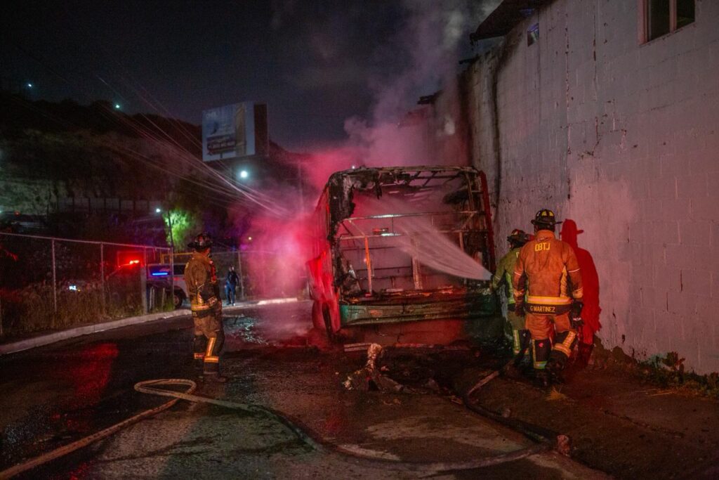 Se incendia camión y el fuego daña cuartería en la colonia Planetario; rescatan conejos