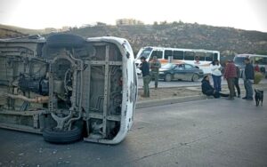 Choque entre camión de transporte de personal y taxi de ruta provoca volcadura en Natura