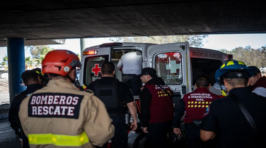 Auxiliar vial resulta lesionado tras caer de motocicleta en Zona Centro