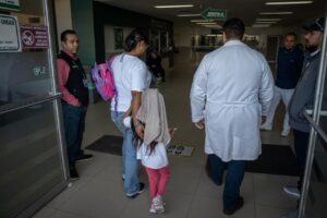 Denuncian presunto acto de discriminación contra niña con autismo en la Clínica 33 del IMSS