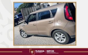 Detiene SSPCM a dos personas a bordo de vehículo relacionado con incendio de un auto en Playas de Tijuana
