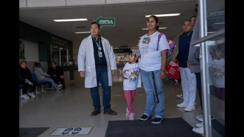 Denuncian discriminación contra niña con autismo en Clínica IMSS 33