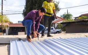Román Cota arranca instalación de lámina galvanizada en 100 hogares de Tecate