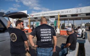 Docentes de la CNTE liberan casetas en Tijuana en rechazo a la Ley del ISSSTE de 2007