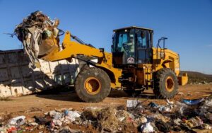 Gobierno de Tecate arranca limpieza de basurero clandestino en La Rumorosa