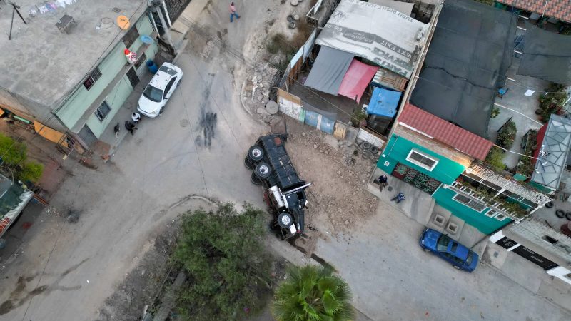 Vuelca camión de carga en la colonia Mariano Matamoros Norte