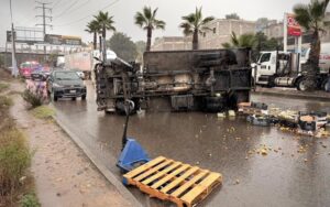 Camión que transportaba fruta vuelca en el bulevar Rosas Magallón
