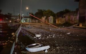 Vehículo termina volcado en Vía Rápida; tripulantes huyen del lugar