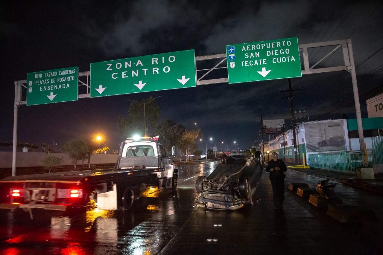 Auto termina volcado en el bulevar Federico Benítez