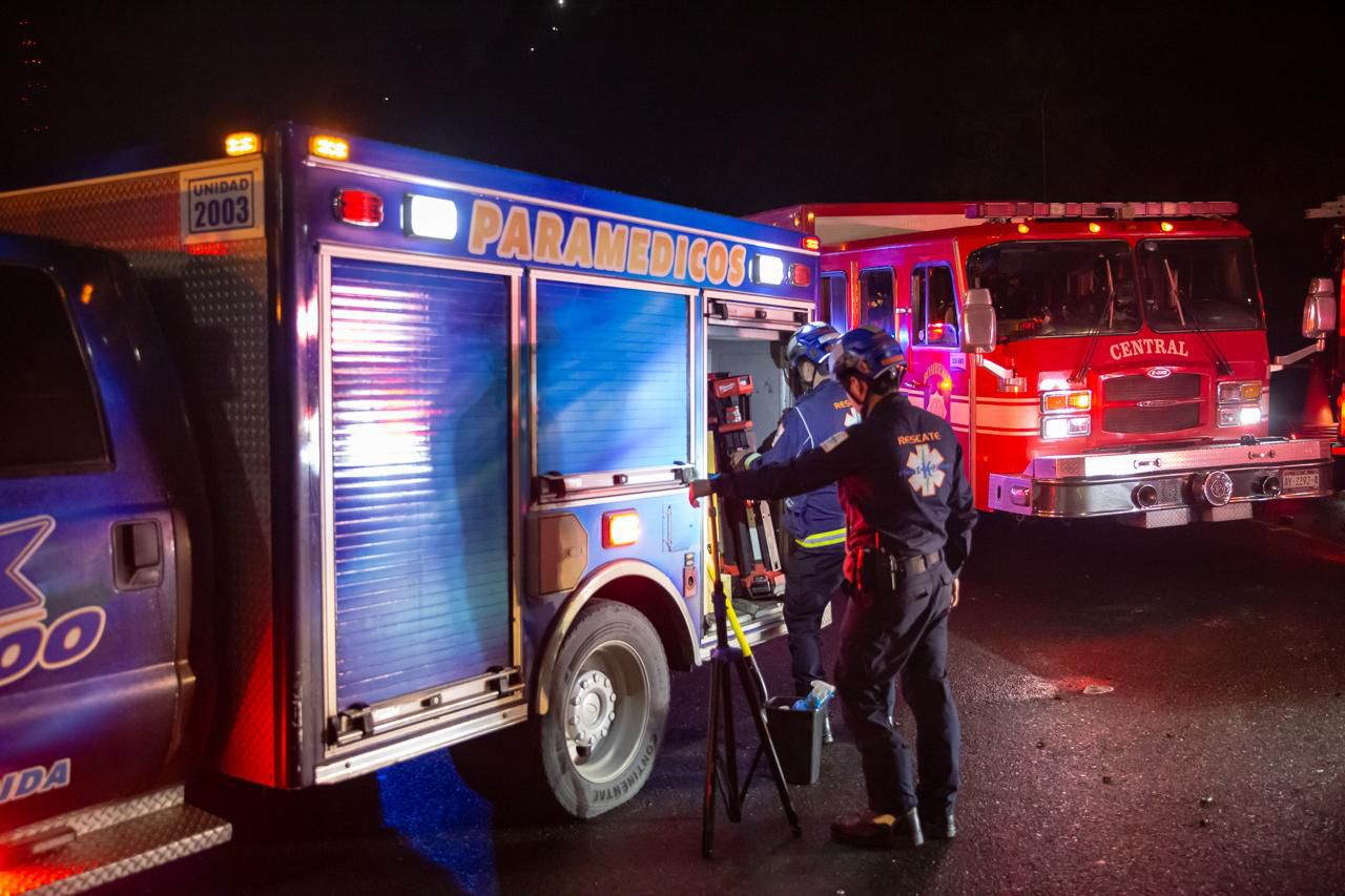 Volcadura en el bulevar Fundadores; conductora resulta con múltiples fracturas