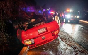 Mustang vuelca sobre el libramiento Rosas Magallón