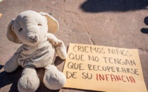 Fundación coloca peluches y mensajes en el CECUT para visibilizar el abuso sexual infantil