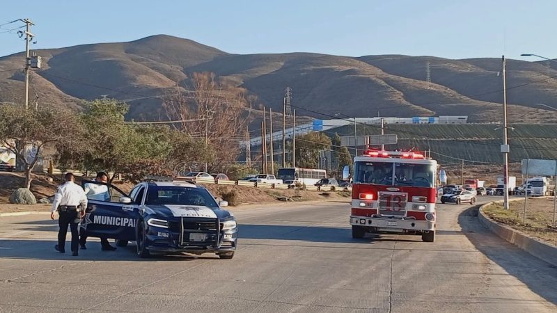 Revolvedora de concreto se vuelca sobre el bulevar 2000; conductor resulta ileso