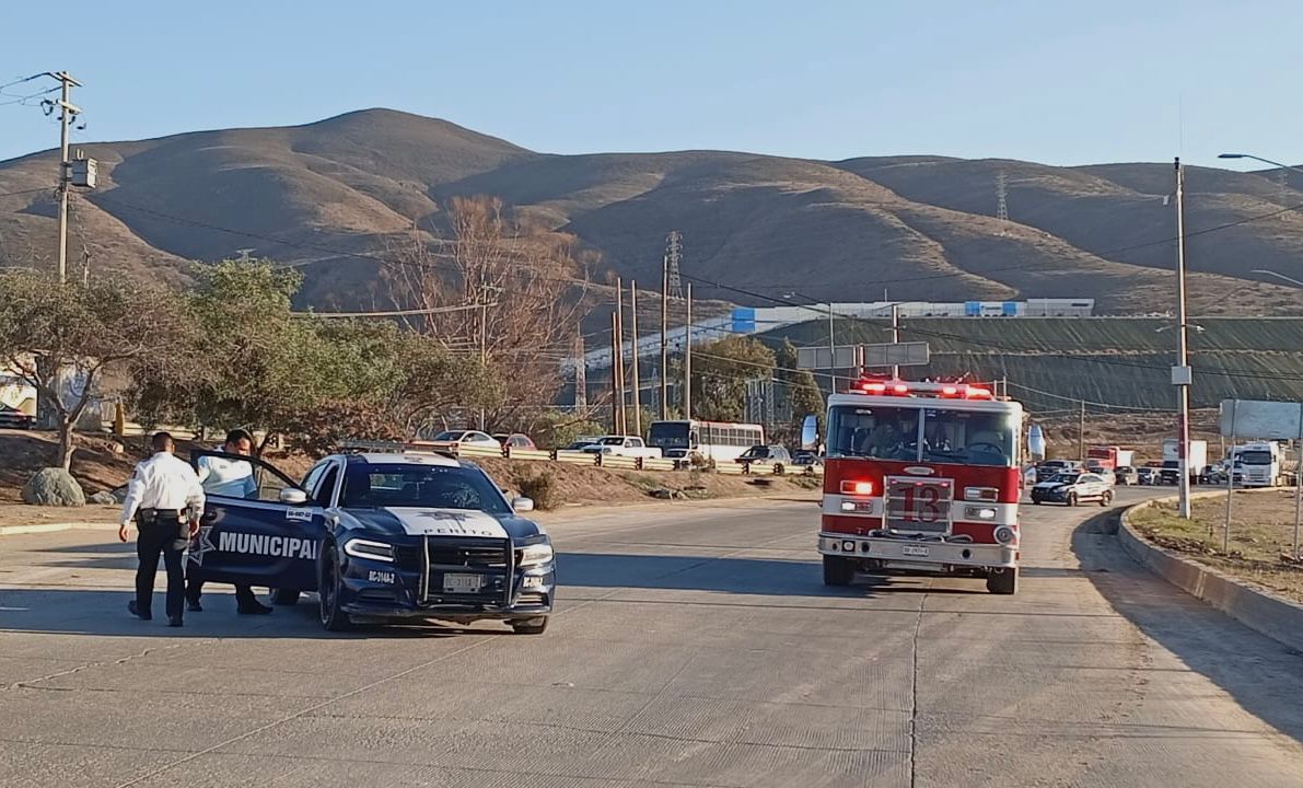 Revolvedora de concreto se vuelca sobre el bulevar 2000; conductor resulta ileso