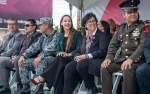 Realizan desfile del 20 de Noviembre en Playas de Rosarito; familias abarrotan el bulevar Benito Juárez