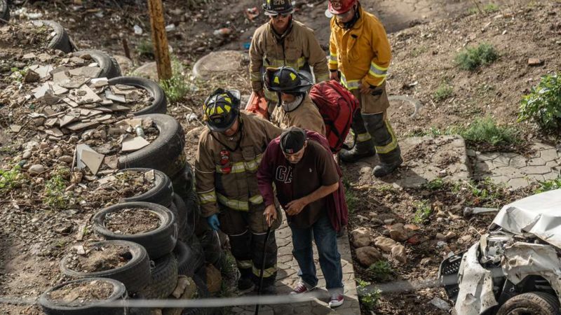 Auto termina en un barranco en la colonia Hidalgo tras presentar falla mecánica