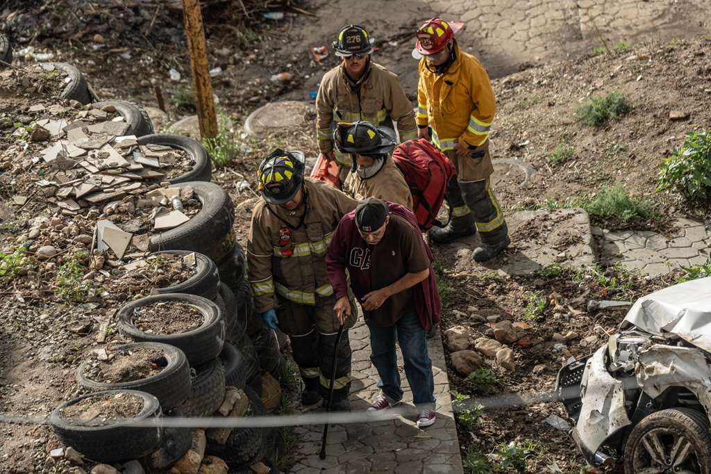 Auto termina en un barranco en la colonia Hidalgo tras presentar falla mecánica