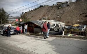 Camioneta vuelca sobre una casa en la Rinconada