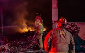 Vecinos reportan incendio y riesgo de derrumbe en locales abandonados de la Colonia Marrón