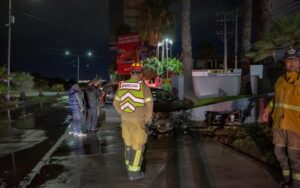 Choque en Vía Rápida Poniente deja vehículo incendiado y dos lesionados