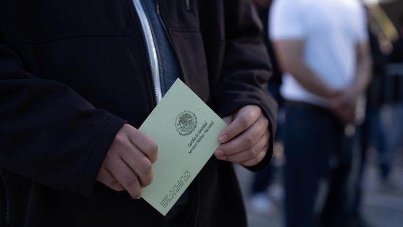 Cientos de jóvenes asisten al sorteo del Servicio Militar Nacional en el Ayuntamiento de Tijuana