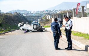 Carambola y volcadura en el Bulevar 2000
