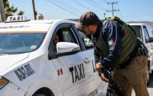 Asegura Policía Municipal a dos personas portando un arma larga