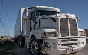 Accidente entre vehículo compacto y tráiler en bulevar 2000