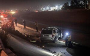 Hombre de la tercera edad pierde el control y cae a la canalización del Alamar