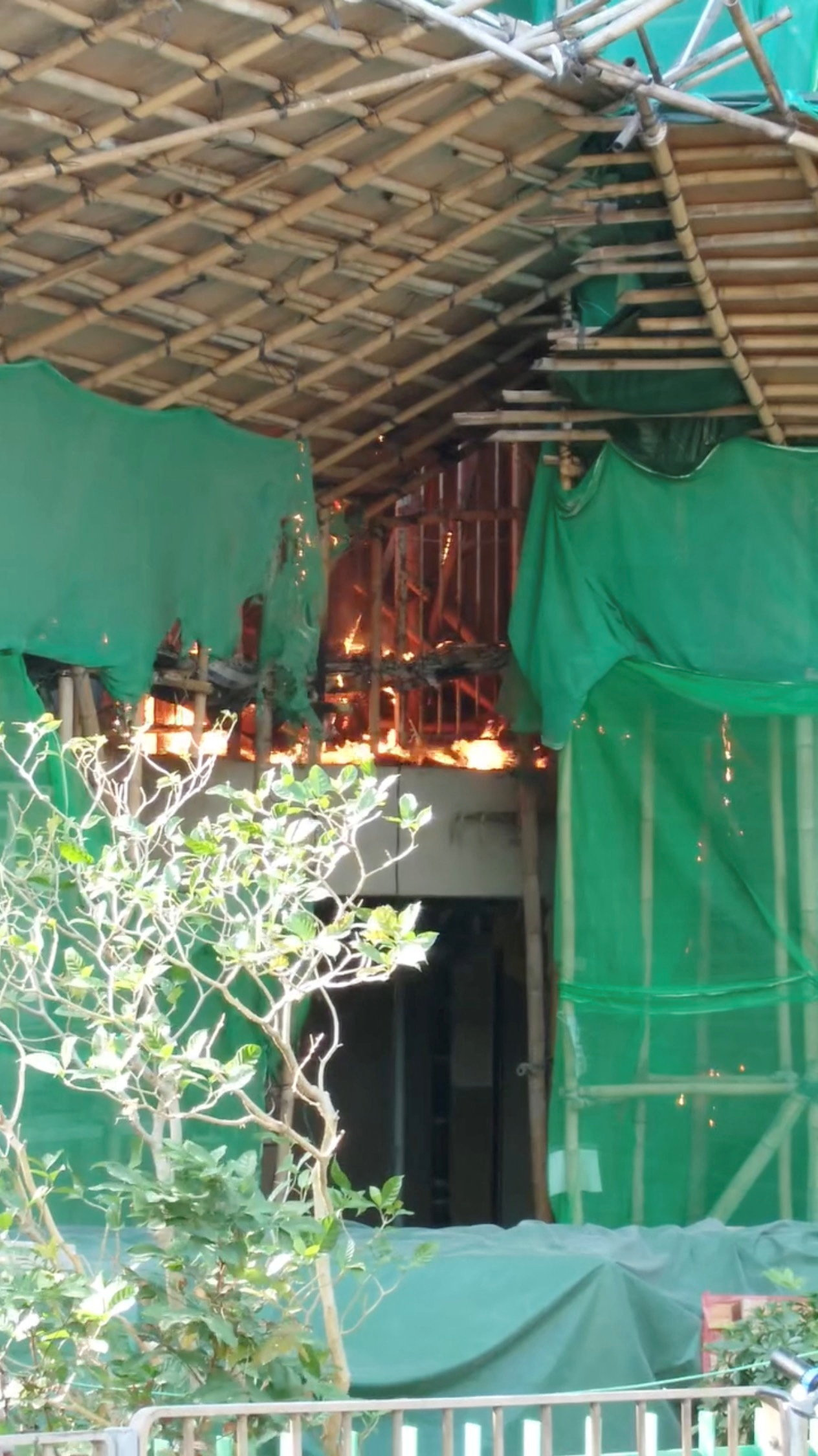 ¿Cómo los andamios de bambú se convirtieron en un problema de seguridad en Hong Kong?