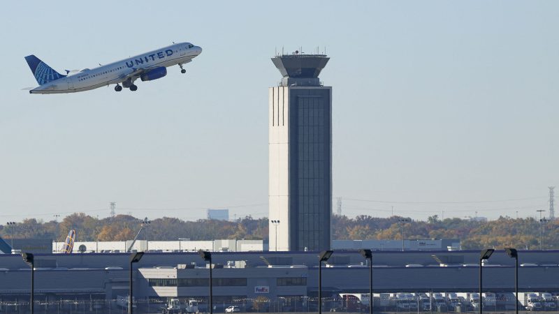 Miles de vuelos cancelados: ¿qué está provocando el caos aéreo en Estados Unidos?