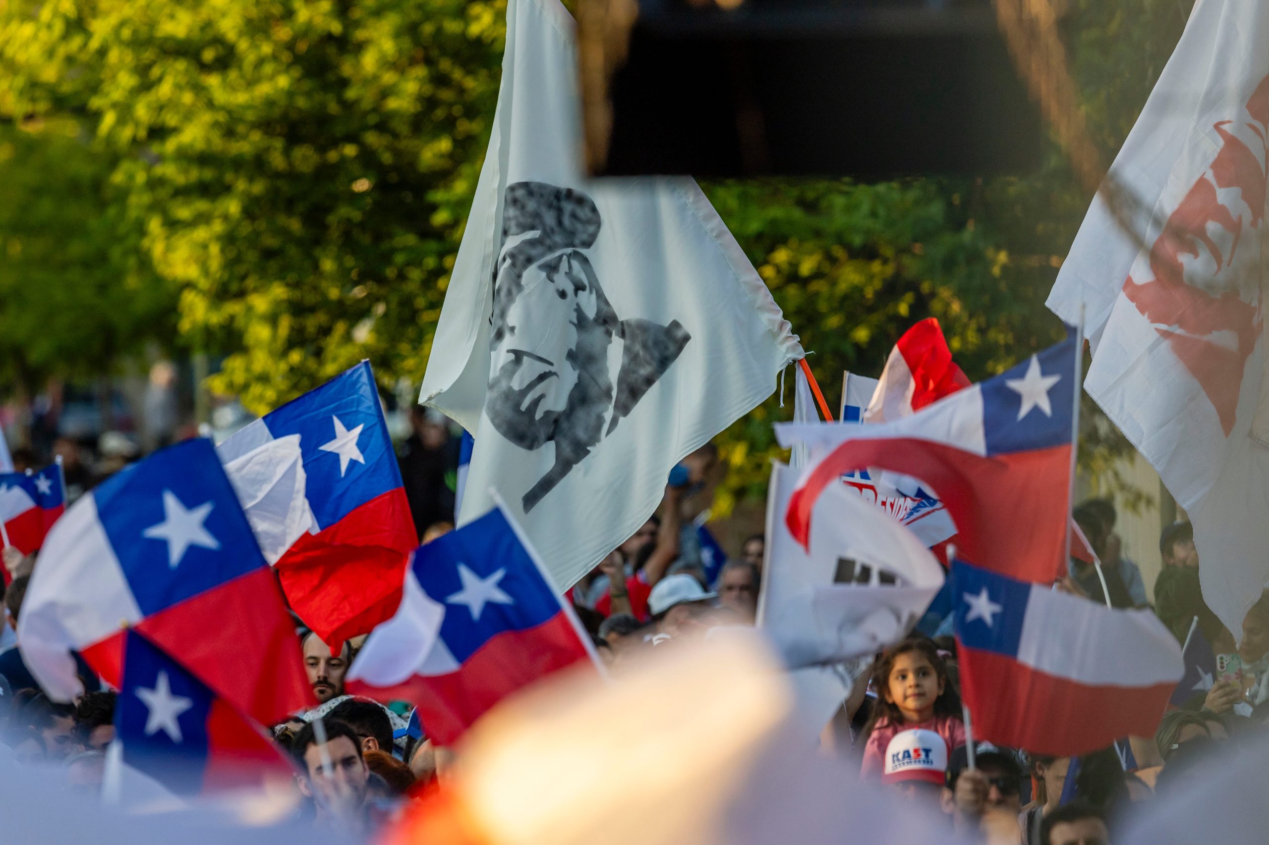 Franco Delle Donne, experto en ultraderecha: “Kast ha copiado con éxito el discurso antiinmigración de Europa por primera vez en Latinoamérica”