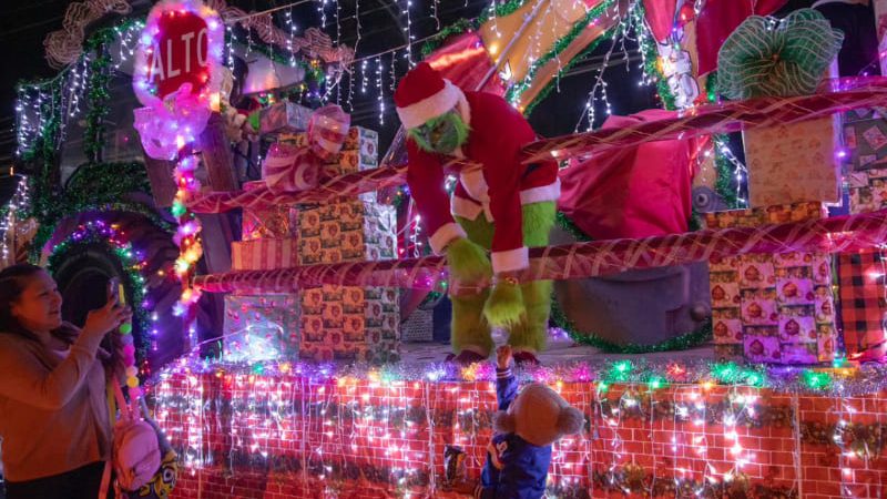 Caravana navideña reúne a familias en el bulevar Insurgentes