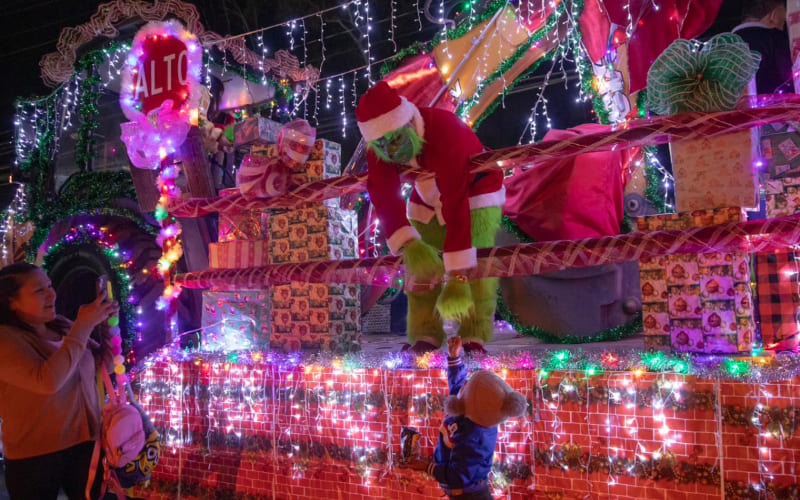 Caravana navideña reúne a familias en el bulevar Insurgentes