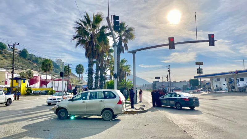 Conductor a exceso de velocidad provoca choque en bulevar Insurgentes; sin lesionados graves
