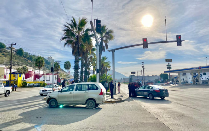 Conductor a exceso de velocidad provoca choque en bulevar Insurgentes; sin lesionados graves
