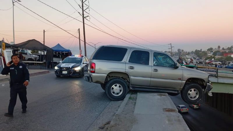 Camioneta queda al borde de caer de un puente tras choque en avenida Las Torres
