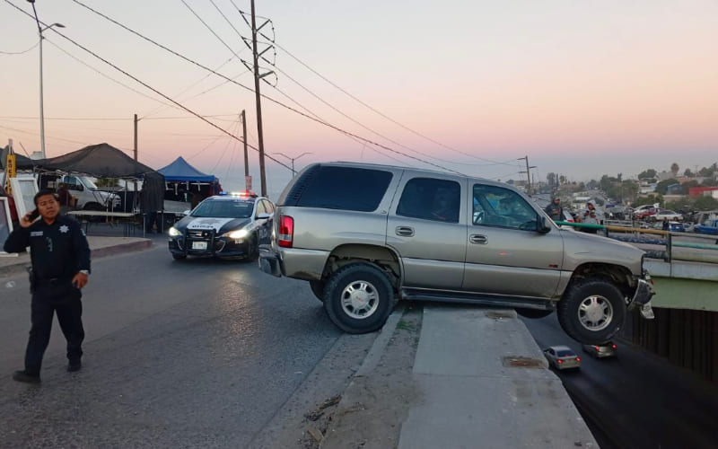 Camioneta queda al borde de caer de un puente tras choque en avenida Las Torres