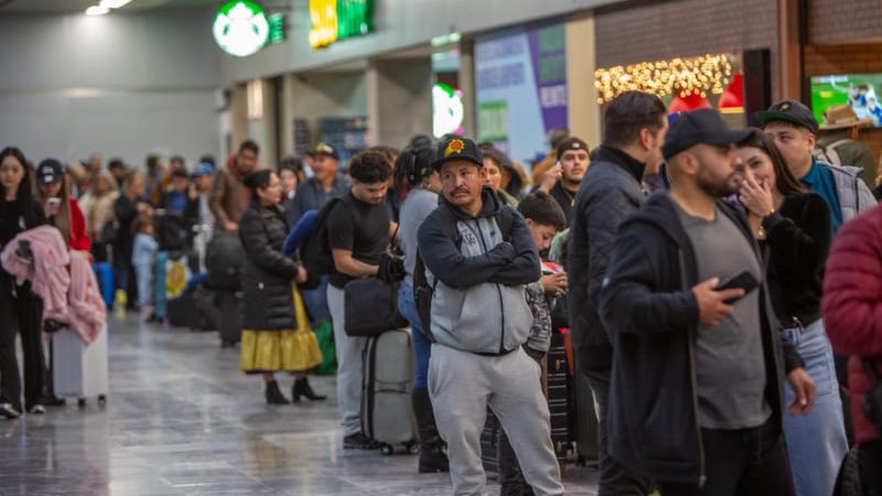 Pasajeros permanecen varados en el Aeropuerto Internacional de Tijuana por cancelaciones y retrasos en los vuelos